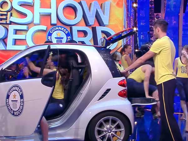 ಸ್ಮಾರ್ಟ್ ಕಾರಿನೊಳಗೆ ನುಗ್ಗಿದ 20 ತರುಣಿಯರ ಗಿನ್ನೆಸ್ ವಿಶ್ವ ದಾಖಲೆ!