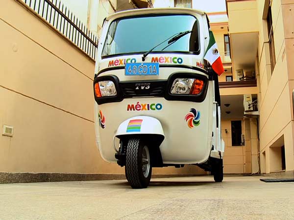 ಆಟೋ ರಿಕ್ಷಾದಲ್ಲಿ ಪಯಣಿಸುವ ಮೆಕ್ಸಿಕನ್ ರಾಯಭಾರಿ; ಭಾರತೀಯರಿಗಿಲ್ಲದ ಕಾಳಜಿ! 