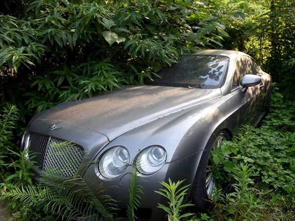 ಚೀನಾದಲ್ಲಿ ಬಿಕೋ ಎನ್ನುತ್ತಿರುವ 200ರಷ್ಟು ಐಷಾರಾಮಿ ಕಾರುಗಳ ಸ್ಮಶಾನ 