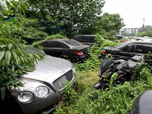 ಚೀನಾದಲ್ಲಿ ಬಿಕೋ ಎನ್ನುತ್ತಿರುವ 200ರಷ್ಟು ಐಷಾರಾಮಿ ಕಾರುಗಳ ಸ್ಮಶಾನ 