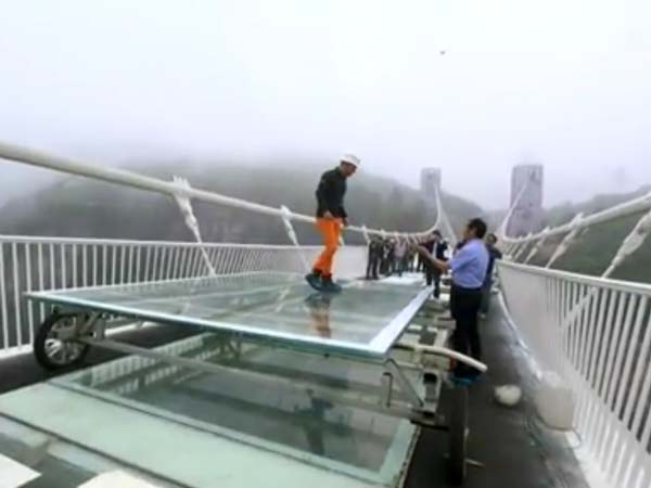 ತಾಕತ್ತಿದ್ದರೆ ಚೀನಾದ ಗಾಜಿನ ಸೇತುವೆ ಒಡೆಯಿರಿ ನೋಡೋಣ?