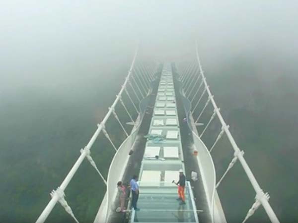 ತಾಕತ್ತಿದ್ದರೆ ಚೀನಾದ ಗಾಜಿನ ಸೇತುವೆ ಒಡೆಯಿರಿ ನೋಡೋಣ?