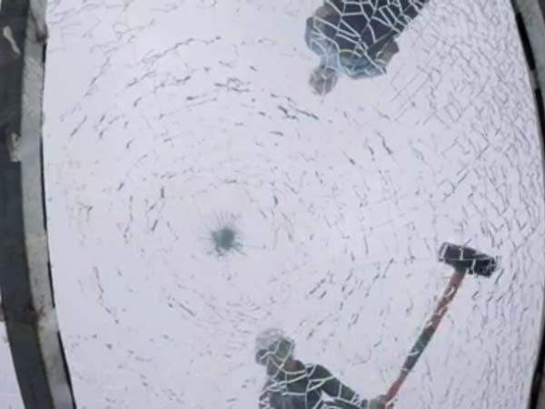 ತಾಕತ್ತಿದ್ದರೆ ಚೀನಾದ ಗಾಜಿನ ಸೇತುವೆ ಒಡೆಯಿರಿ ನೋಡೋಣ?