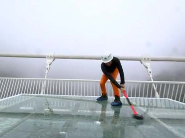 ತಾಕತ್ತಿದ್ದರೆ ಚೀನಾದ ಗಾಜಿನ ಸೇತುವೆ ಒಡೆಯಿರಿ ನೋಡೋಣ?