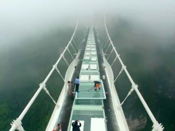 ತಾಕತ್ತಿದ್ದರೆ ಚೀನಾದ ಗಾಜಿನ ಸೇತುವೆ ಒಡೆಯಿರಿ ನೋಡೋಣ?