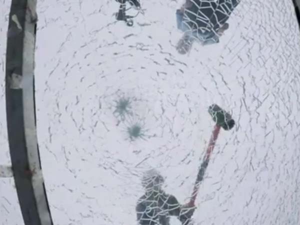 ತಾಕತ್ತಿದ್ದರೆ ಚೀನಾದ ಗಾಜಿನ ಸೇತುವೆ ಒಡೆಯಿರಿ ನೋಡೋಣ?