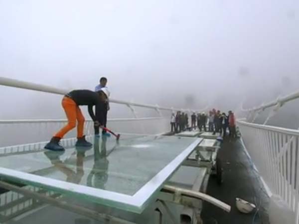 ತಾಕತ್ತಿದ್ದರೆ ಚೀನಾದ ಗಾಜಿನ ಸೇತುವೆ ಒಡೆಯಿರಿ ನೋಡೋಣ?