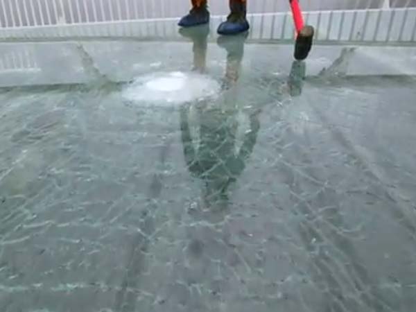 ತಾಕತ್ತಿದ್ದರೆ ಚೀನಾದ ಗಾಜಿನ ಸೇತುವೆ ಒಡೆಯಿರಿ ನೋಡೋಣ?