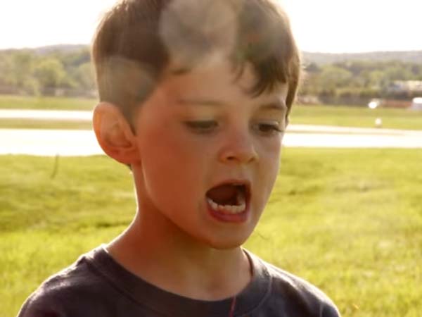 ವಿಚಿತ್ರವಾದರೂ ಸತ್ಯ; ಹೆಲಿಕಾಪ್ಟರ್ ಮೂಲಕ ಮಗನ ಹಲ್ಲು ಕಿತ್ತೆಗೆದ ತಂದೆ!