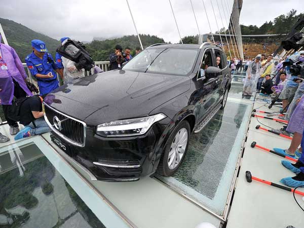 ಚೀನಾ ಗಾಜಿನ ಸೇತುವೆಯ ಭದ್ರತೆ ಪರಿಶೀಲಿಸಿದ ವೋಲ್ವೋ ಕಾರು