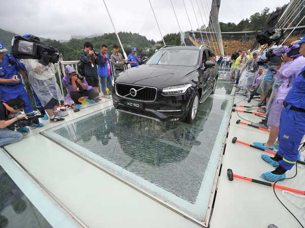 ಚೀನಾ ಗಾಜಿನ ಸೇತುವೆಯ ಭದ್ರತೆ ಪರಿಶೀಲಿಸಿದ ವೋಲ್ವೋ ಕಾರು