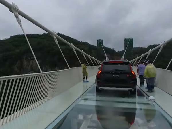 ಚೀನಾ ಗಾಜಿನ ಸೇತುವೆಯ ಭದ್ರತೆ ಪರಿಶೀಲಿಸಿದ ವೋಲ್ವೋ ಕಾರು