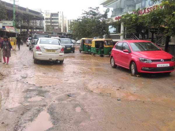 ಚಿತ್ರಗಳಲ್ಲಿ...ವರುಣನ ಆರ್ಭಟಕ್ಕೆ ಬೆಂಗಳೂರು ತತ್ತರ, ಟ್ರಾಫಿಕ್ ಜಂಜಾಟ!
