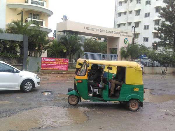 ಚಿತ್ರಗಳಲ್ಲಿ...ವರುಣನ ಆರ್ಭಟಕ್ಕೆ ಬೆಂಗಳೂರು ತತ್ತರ, ಟ್ರಾಫಿಕ್ ಜಂಜಾಟ!