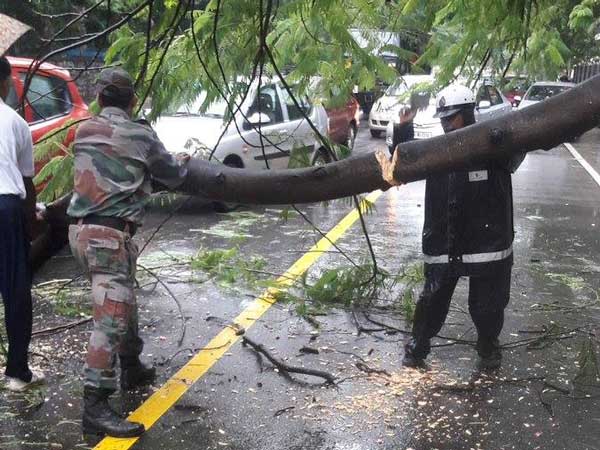 ಚಿತ್ರಗಳಲ್ಲಿ...ವರುಣನ ಆರ್ಭಟಕ್ಕೆ ಬೆಂಗಳೂರು ತತ್ತರ, ಟ್ರಾಫಿಕ್ ಜಂಜಾಟ!