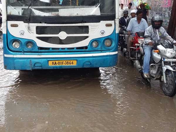 ಚಿತ್ರಗಳಲ್ಲಿ...ವರುಣನ ಆರ್ಭಟಕ್ಕೆ ಬೆಂಗಳೂರು ತತ್ತರ, ಟ್ರಾಫಿಕ್ ಜಂಜಾಟ!