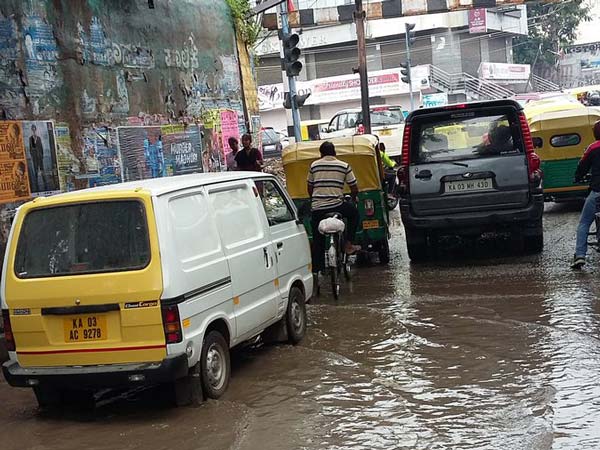 ಚಿತ್ರಗಳಲ್ಲಿ...ವರುಣನ ಆರ್ಭಟಕ್ಕೆ ಬೆಂಗಳೂರು ತತ್ತರ, ಟ್ರಾಫಿಕ್ ಜಂಜಾಟ!
