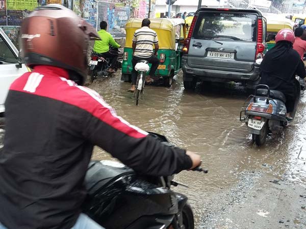 ಚಿತ್ರಗಳಲ್ಲಿ...ವರುಣನ ಆರ್ಭಟಕ್ಕೆ ಬೆಂಗಳೂರು ತತ್ತರ, ಟ್ರಾಫಿಕ್ ಜಂಜಾಟ!