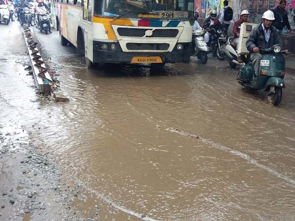 ಚಿತ್ರಗಳಲ್ಲಿ...ವರುಣನ ಆರ್ಭಟಕ್ಕೆ ಬೆಂಗಳೂರು ತತ್ತರ, ಟ್ರಾಫಿಕ್ ಜಂಜಾಟ!