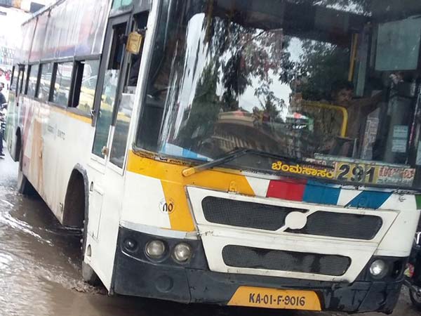 ಚಿತ್ರಗಳಲ್ಲಿ...ವರುಣನ ಆರ್ಭಟಕ್ಕೆ ಬೆಂಗಳೂರು ತತ್ತರ, ಟ್ರಾಫಿಕ್ ಜಂಜಾಟ!