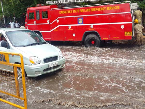 ಚಿತ್ರಗಳಲ್ಲಿ...ವರುಣನ ಆರ್ಭಟಕ್ಕೆ ಬೆಂಗಳೂರು ತತ್ತರ, ಟ್ರಾಫಿಕ್ ಜಂಜಾಟ!