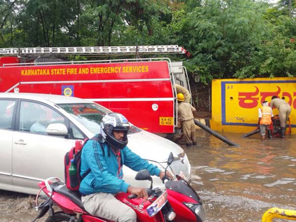 ಚಿತ್ರಗಳಲ್ಲಿ...ವರುಣನ ಆರ್ಭಟಕ್ಕೆ ಬೆಂಗಳೂರು ತತ್ತರ, ಟ್ರಾಫಿಕ್ ಜಂಜಾಟ!