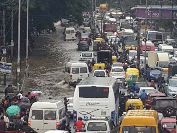 ಚಿತ್ರಗಳಲ್ಲಿ...ವರುಣನ ಆರ್ಭಟಕ್ಕೆ ಬೆಂಗಳೂರು ತತ್ತರ, ಟ್ರಾಫಿಕ್ ಜಂಜಾಟ!