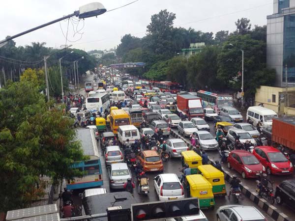 ಚಿತ್ರಗಳಲ್ಲಿ...ವರುಣನ ಆರ್ಭಟಕ್ಕೆ ಬೆಂಗಳೂರು ತತ್ತರ, ಟ್ರಾಫಿಕ್ ಜಂಜಾಟ!