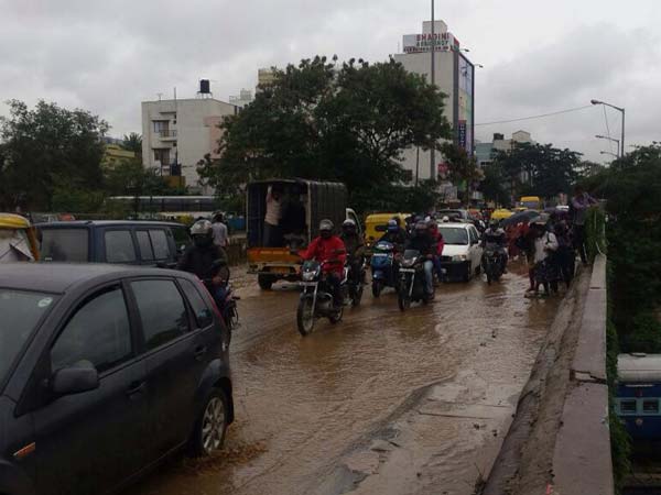 ಚಿತ್ರಗಳಲ್ಲಿ...ವರುಣನ ಆರ್ಭಟಕ್ಕೆ ಬೆಂಗಳೂರು ತತ್ತರ, ಟ್ರಾಫಿಕ್ ಜಂಜಾಟ!