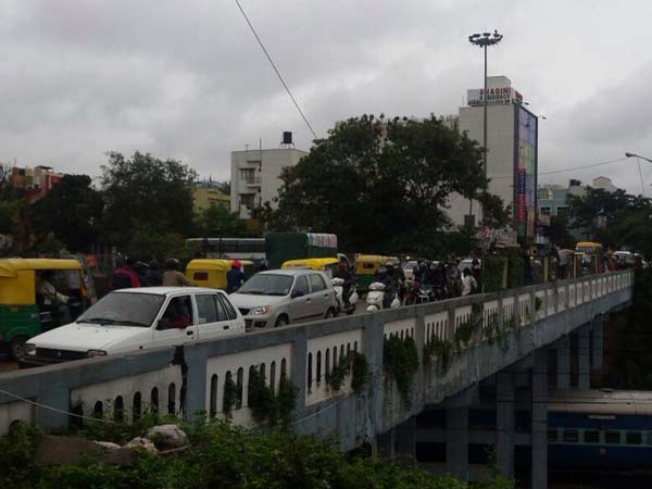 ಚಿತ್ರಗಳಲ್ಲಿ...ವರುಣನ ಆರ್ಭಟಕ್ಕೆ ಬೆಂಗಳೂರು ತತ್ತರ, ಟ್ರಾಫಿಕ್ ಜಂಜಾಟ!