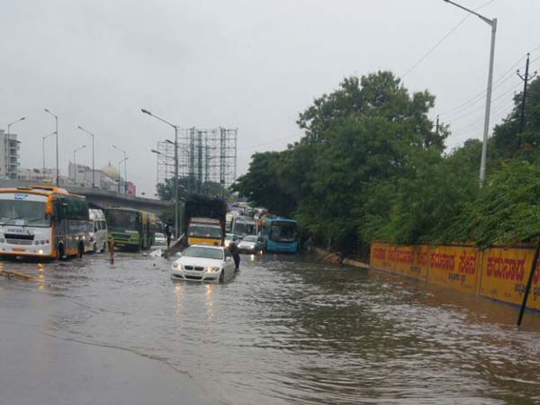 ಚಿತ್ರಗಳಲ್ಲಿ...ವರುಣನ ಆರ್ಭಟಕ್ಕೆ ಬೆಂಗಳೂರು ತತ್ತರ, ಟ್ರಾಫಿಕ್ ಜಂಜಾಟ!