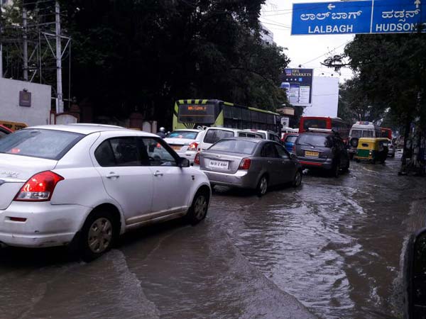ಚಿತ್ರಗಳಲ್ಲಿ...ವರುಣನ ಆರ್ಭಟಕ್ಕೆ ಬೆಂಗಳೂರು ತತ್ತರ, ಟ್ರಾಫಿಕ್ ಜಂಜಾಟ!