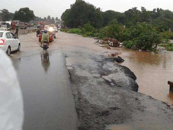 ಚಿತ್ರಗಳಲ್ಲಿ...ವರುಣನ ಆರ್ಭಟಕ್ಕೆ ಬೆಂಗಳೂರು ತತ್ತರ, ಟ್ರಾಫಿಕ್ ಜಂಜಾಟ!