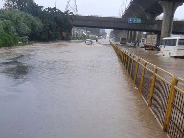 ಚಿತ್ರಗಳಲ್ಲಿ...ವರುಣನ ಆರ್ಭಟಕ್ಕೆ ಬೆಂಗಳೂರು ತತ್ತರ, ಟ್ರಾಫಿಕ್ ಜಂಜಾಟ!