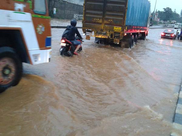 ಚಿತ್ರಗಳಲ್ಲಿ...ವರುಣನ ಆರ್ಭಟಕ್ಕೆ ಬೆಂಗಳೂರು ತತ್ತರ, ಟ್ರಾಫಿಕ್ ಜಂಜಾಟ!