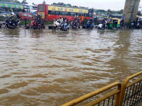 ಚಿತ್ರಗಳಲ್ಲಿ...ವರುಣನ ಆರ್ಭಟಕ್ಕೆ ಬೆಂಗಳೂರು ತತ್ತರ, ಟ್ರಾಫಿಕ್ ಜಂಜಾಟ!