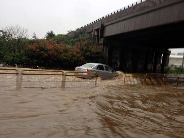 ಚಿತ್ರಗಳಲ್ಲಿ...ವರುಣನ ಆರ್ಭಟಕ್ಕೆ ಬೆಂಗಳೂರು ತತ್ತರ, ಟ್ರಾಫಿಕ್ ಜಂಜಾಟ!