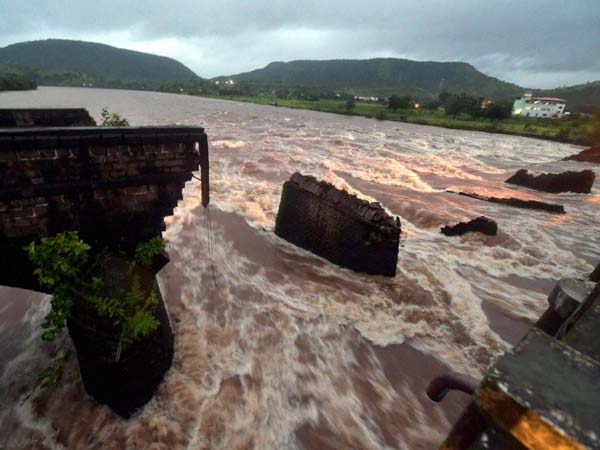 ಪ್ರವಾಹಕ್ಕೆ ಕೊಚ್ಚಿ ಹೋದ ಸೇತುವೆ; ಎಕ್ಸ್ ಕ್ಲೂಸಿವ್ ಚಿತ್ರಗಳು