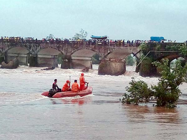 ಪ್ರವಾಹಕ್ಕೆ ಕೊಚ್ಚಿ ಹೋದ ಸೇತುವೆ