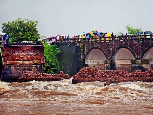 ಪ್ರವಾಹಕ್ಕೆ ಕೊಚ್ಚಿ ಹೋದ ಸೇತುವೆ