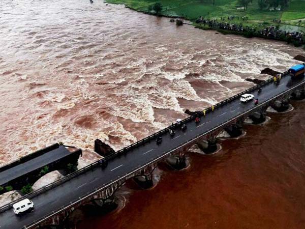 ಪ್ರವಾಹಕ್ಕೆ ಕೊಚ್ಚಿ ಹೋದ ಸೇತುವೆ; ಎಕ್ಸ್ ಕ್ಲೂಸಿವ್ ಚಿತ್ರಗಳು