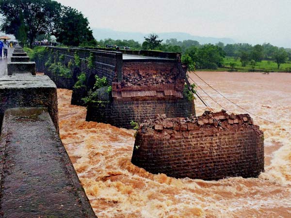 ಪ್ರವಾಹಕ್ಕೆ ಕೊಚ್ಚಿ ಹೋದ ಸೇತುವೆ