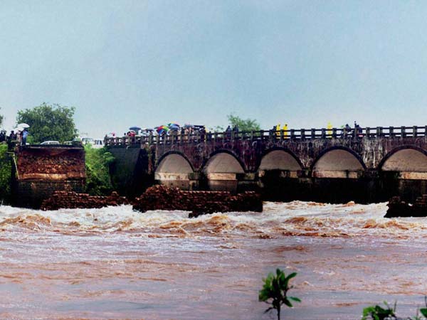 ಪ್ರವಾಹಕ್ಕೆ ಕೊಚ್ಚಿ ಹೋದ ಸೇತುವೆ