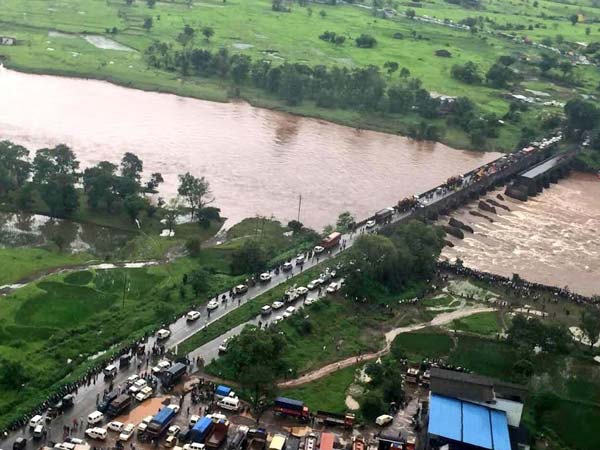 ಪ್ರವಾಹಕ್ಕೆ ಕೊಚ್ಚಿ ಹೋದ ಸೇತುವೆ; ಎಕ್ಸ್ ಕ್ಲೂಸಿವ್ ಚಿತ್ರಗಳು