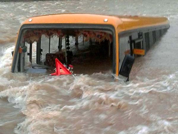 ನದಿಗುರುಳಿದ ಶಾಲಾ ಬಸ್; ಎಲ್ಲ 50 ಮಕ್ಕಳು ಪವಾಡ ಸದೃಶ ಪಾರು!