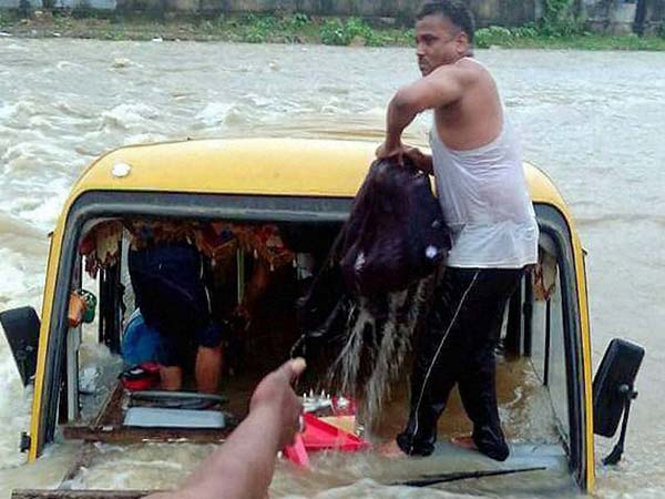 ನದಿಗುರುಳಿದ ಶಾಲಾ ಬಸ್; ಎಲ್ಲ 50 ಮಕ್ಕಳು ಪವಾಡ ಸದೃಶ ಪಾರು!