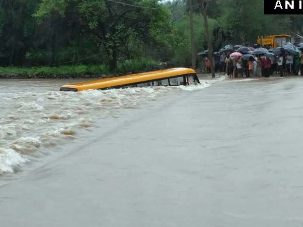 ನದಿಗುರುಳಿದ ಶಾಲಾ ಬಸ್; ಎಲ್ಲ 50 ಮಕ್ಕಳು ಪವಾಡ ಸದೃಶ ಪಾರು!