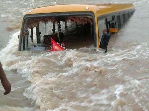 ನದಿಗುರುಳಿದ ಶಾಲಾ ಬಸ್; ಎಲ್ಲ 50 ಮಕ್ಕಳು ಪವಾಡ ಸದೃಶ ಪಾರು!