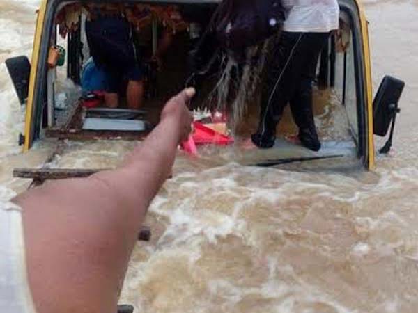 ನದಿಗುರುಳಿದ ಶಾಲಾ ಬಸ್; ಎಲ್ಲ 50 ಮಕ್ಕಳು ಪವಾಡ ಸದೃಶ ಪಾರು!