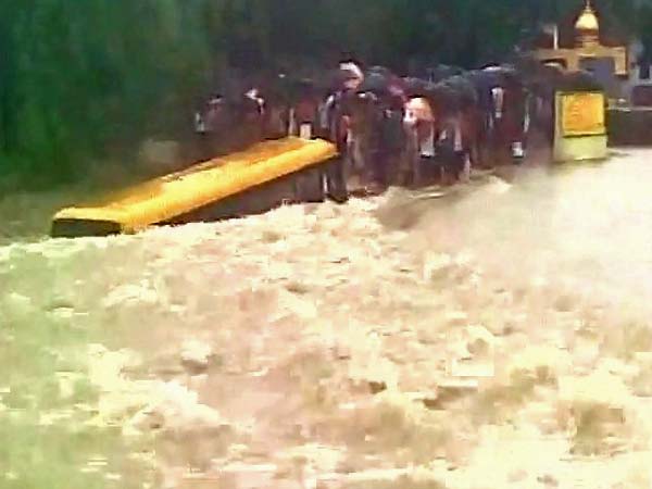 ನದಿಗುರುಳಿದ ಶಾಲಾ ಬಸ್; ಎಲ್ಲ 50 ಮಕ್ಕಳು ಪವಾಡ ಸದೃಶ ಪಾರು!